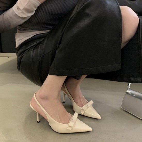 2023 Spring red patent leather square-toe, block-heeled, French-style, retro Mary Janes for women.