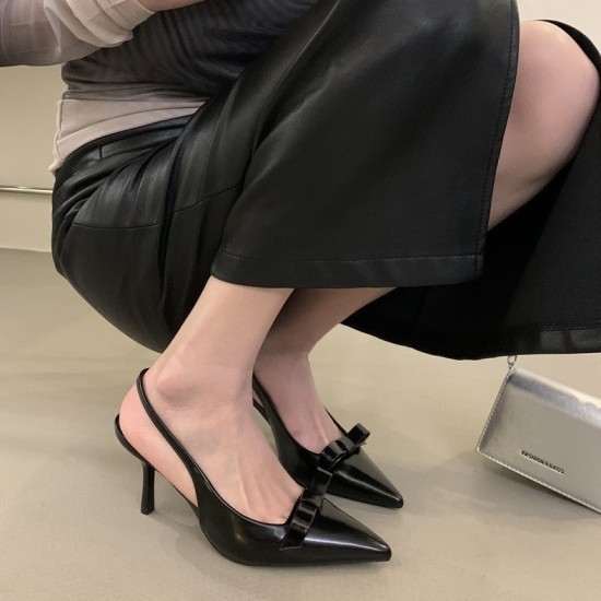 2023 Spring red patent leather square-toe, block-heeled, French-style, retro Mary Janes for women.