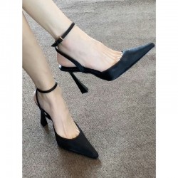 2025 summer new square-toed block-heeled closed-toe sandals for women, low-heeled commuter sandals.