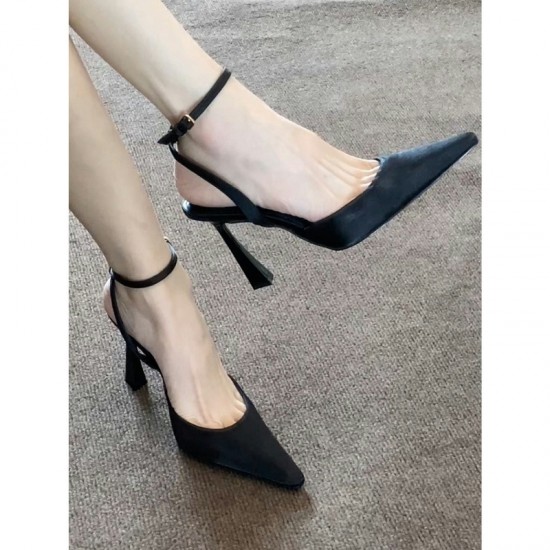 2025 summer new square-toed block-heeled closed-toe sandals for women, low-heeled commuter sandals.
