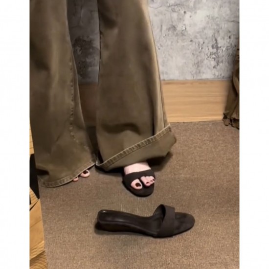 Retro wedge-heel flip-flops for women, fashionable and elegant, open-toe, high-end summer outdoor sandals.